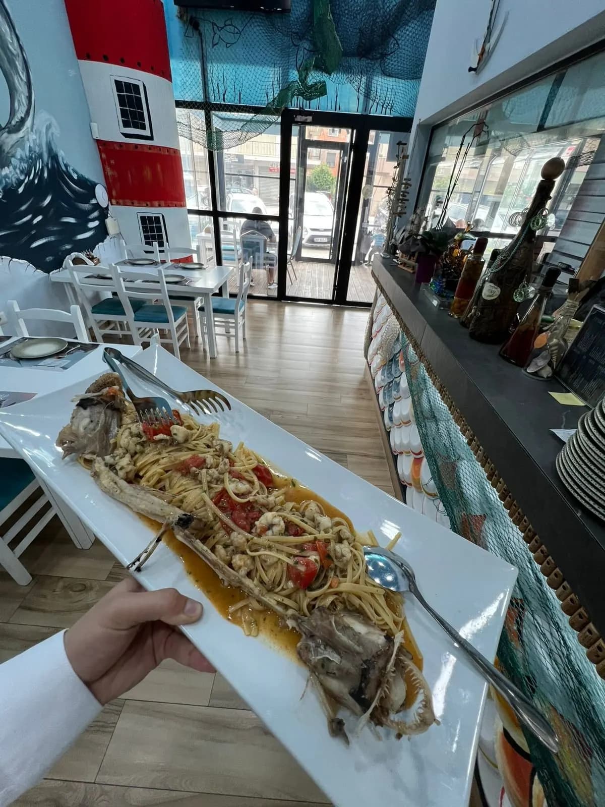 Pjatë me spageti dhe fruta deti