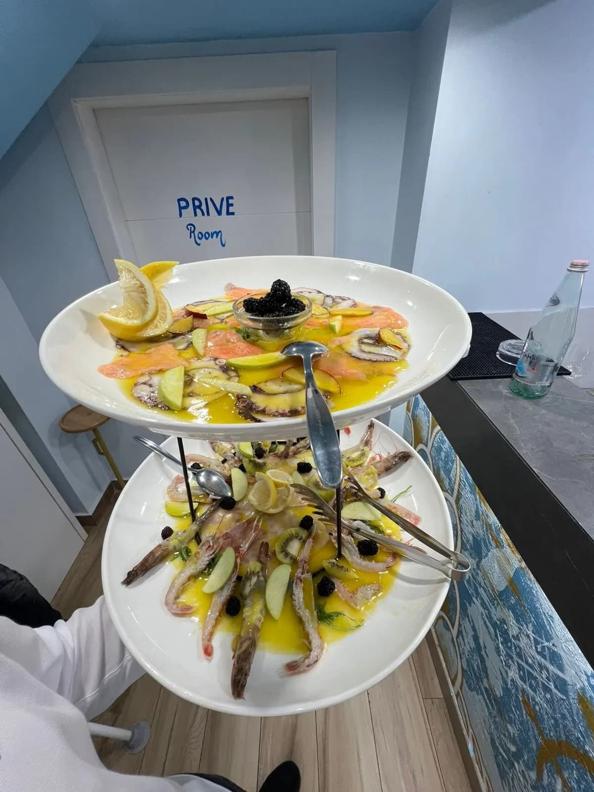 Fruta deti krudo të servirura në dy kate në Markata e Peshkut Astir
