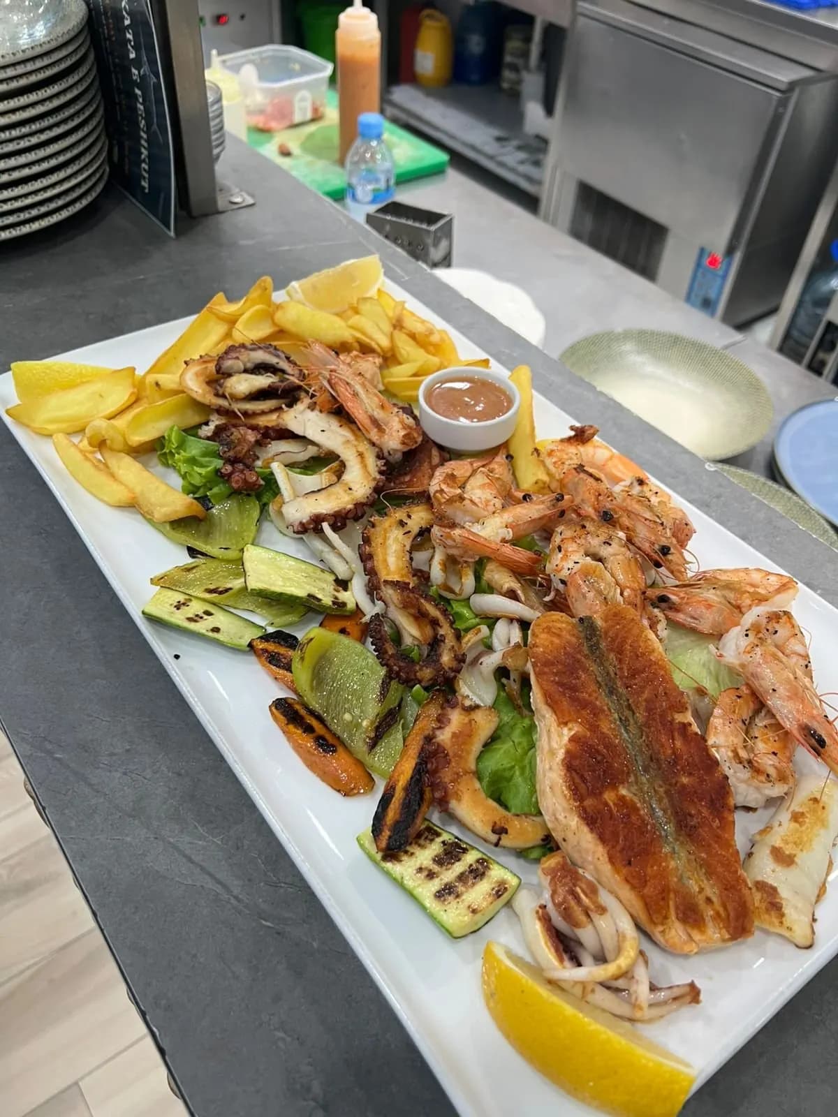 Mix zgare me fileto peshku, kallamar, karkaleca dhe patate