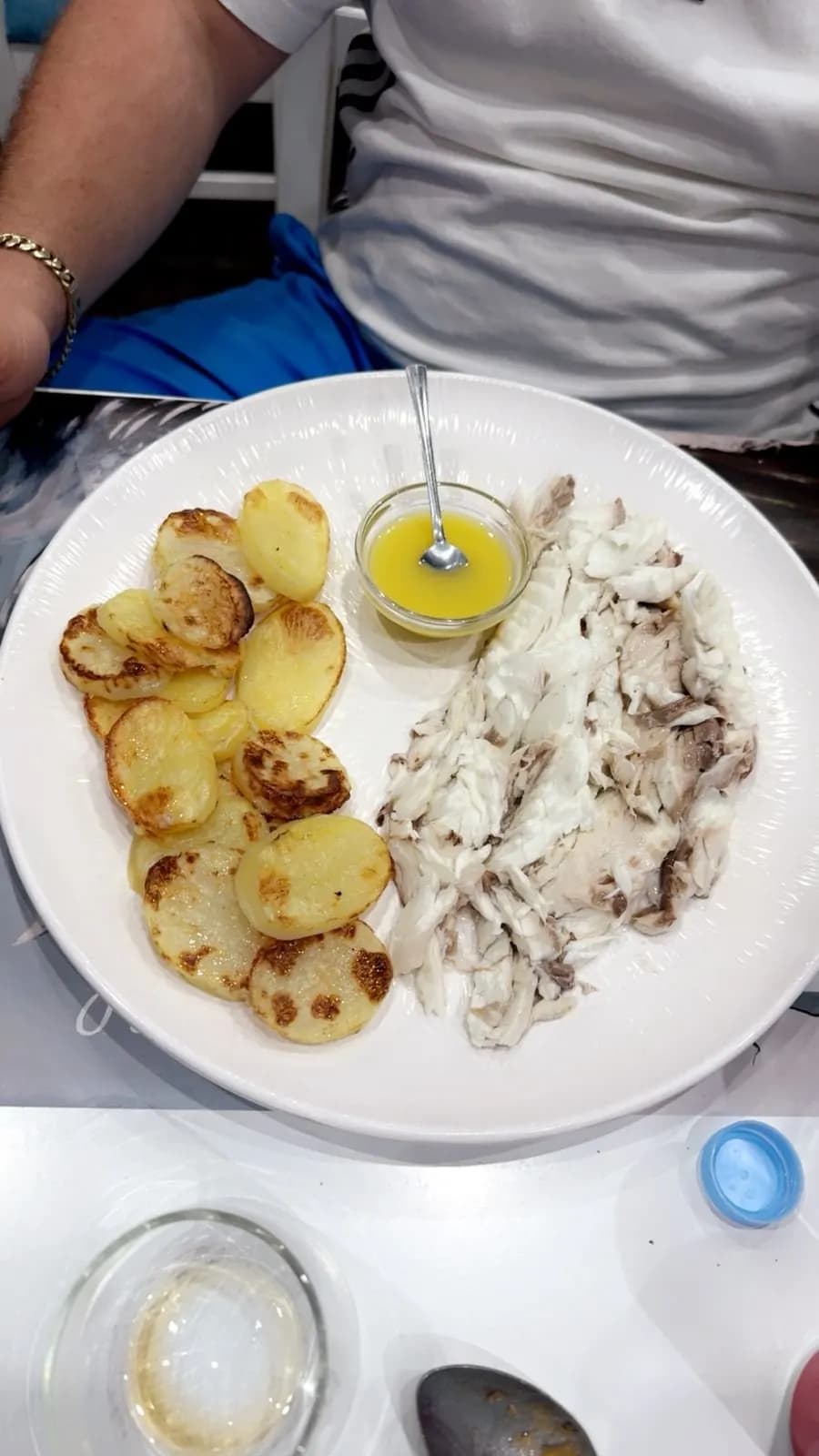 Peshk i filetuar i shoqëruar me patate të pjekura dhe salcë limoni